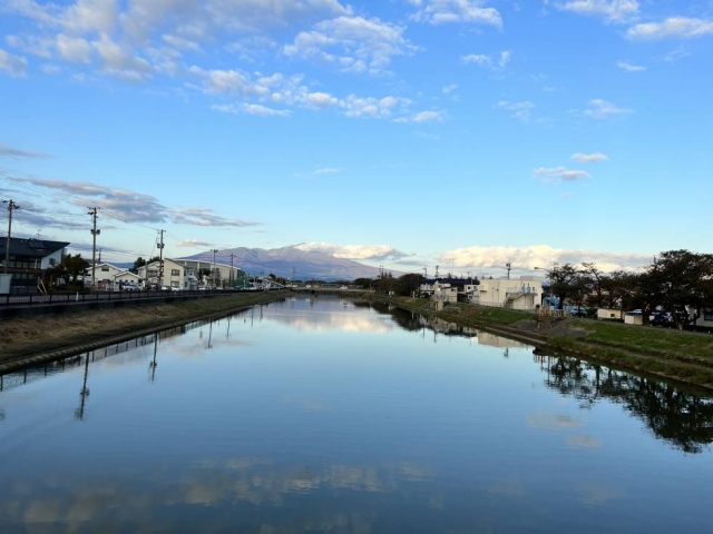 リバーサイド斎【公式】酒田市 賃貸マンション 11月 鳥海山初冠雪  紅葉🍂 へび出現🐍💦